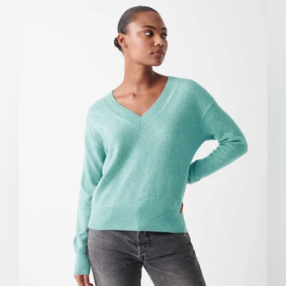 NWOT White and Warren Essential Cashmere V Neck in Powdered Aqua Heather Size M